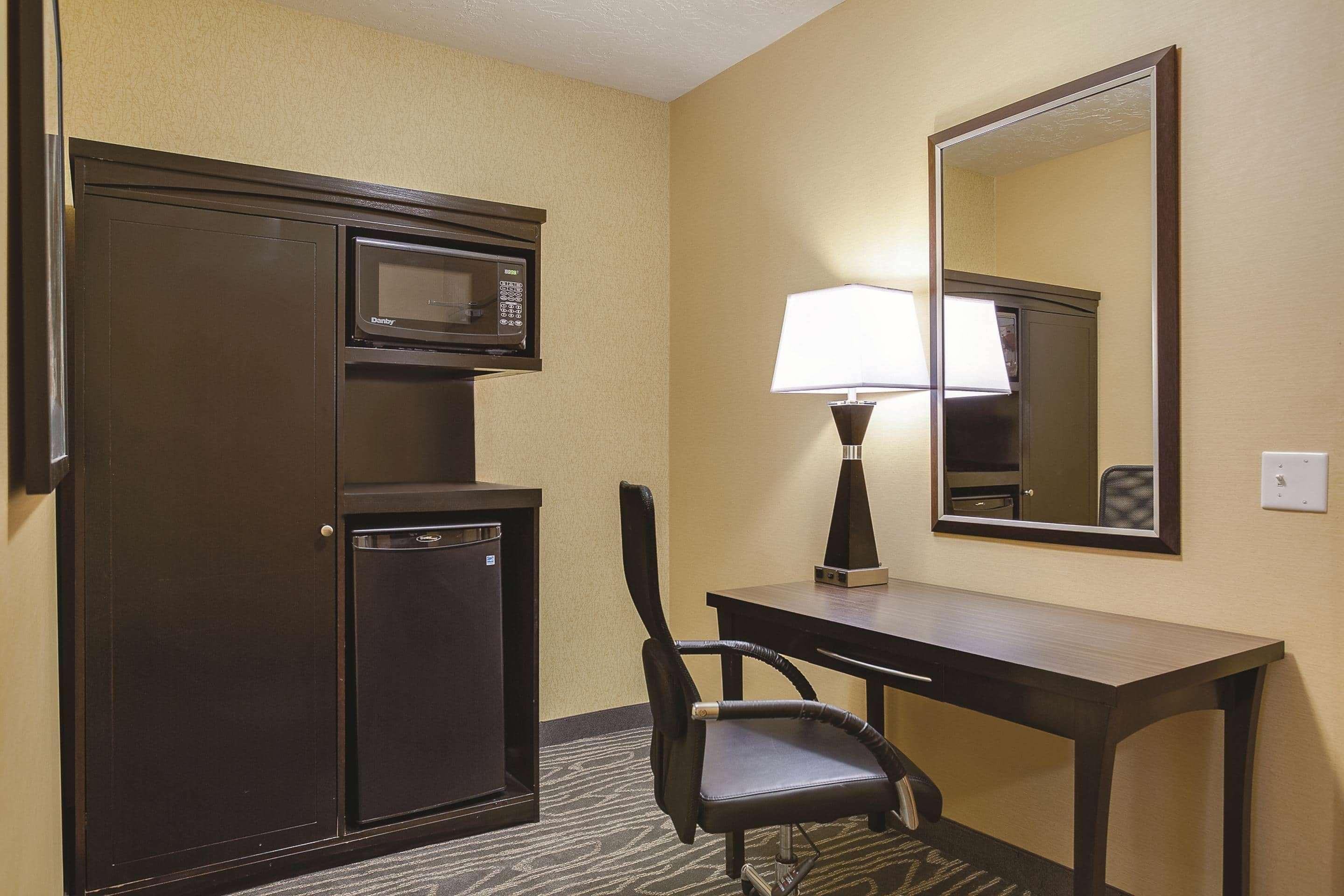 La Quinta By Wyndham Logan Hotell Eksteriør bilde